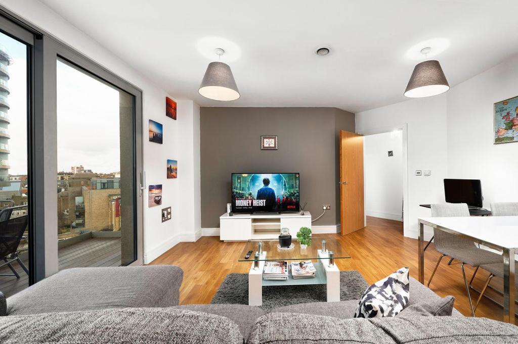 Modern Serviced 3-Bedroom Flat In East Лондон Екстериор снимка