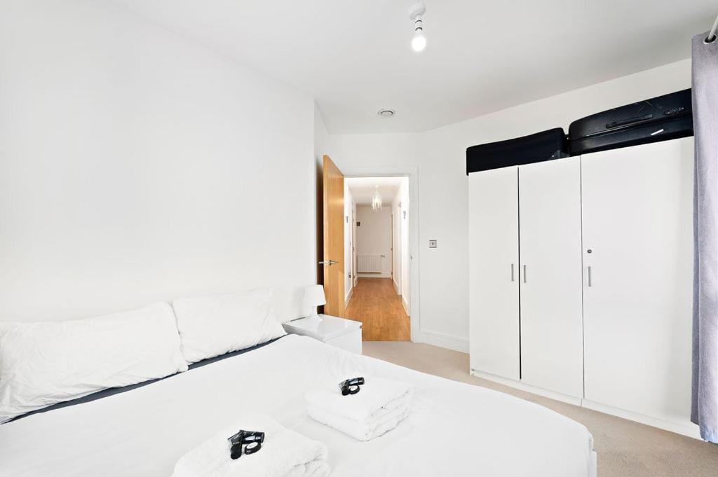 Modern Serviced 3-Bedroom Flat In East Лондон Екстериор снимка