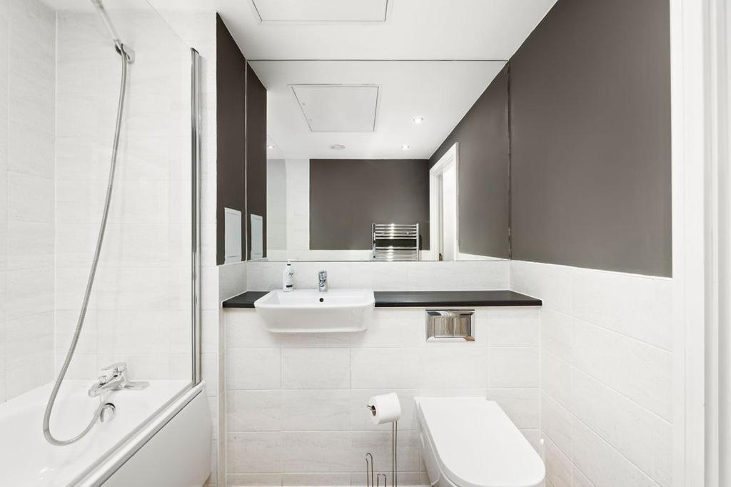 Modern Serviced 3-Bedroom Flat In East Лондон Екстериор снимка