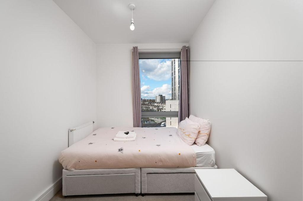 Modern Serviced 3-Bedroom Flat In East Лондон Екстериор снимка