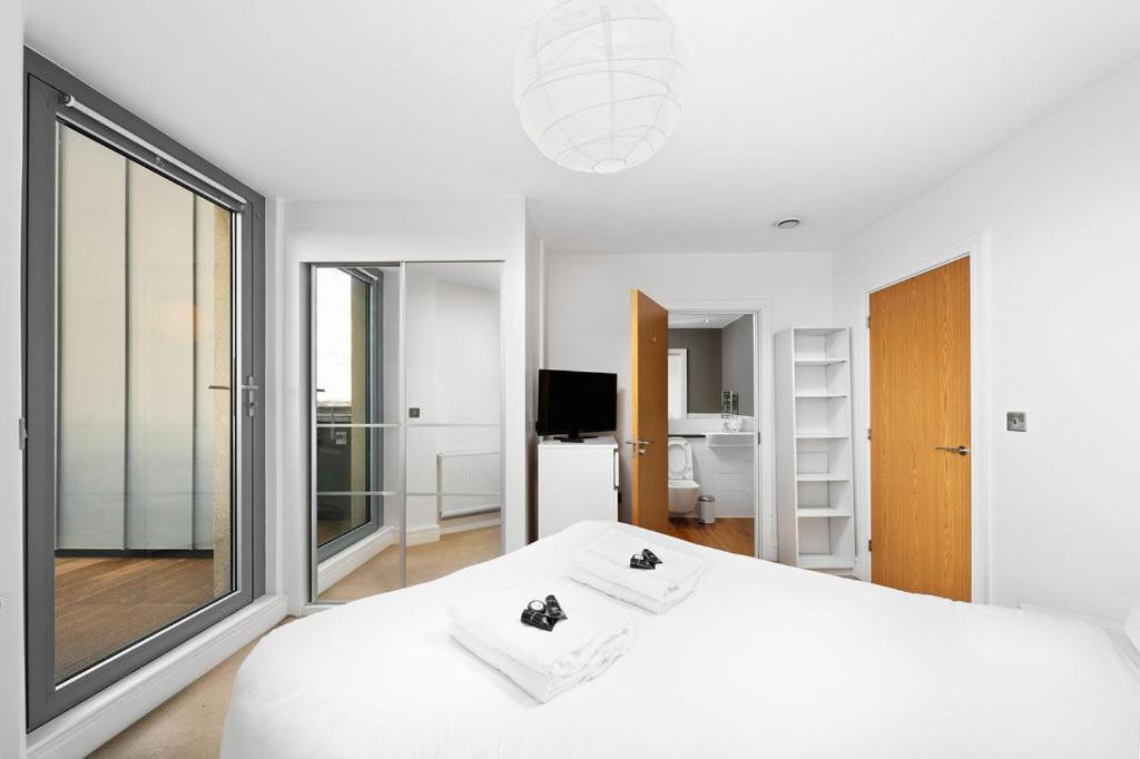 Modern Serviced 3-Bedroom Flat In East Лондон Екстериор снимка