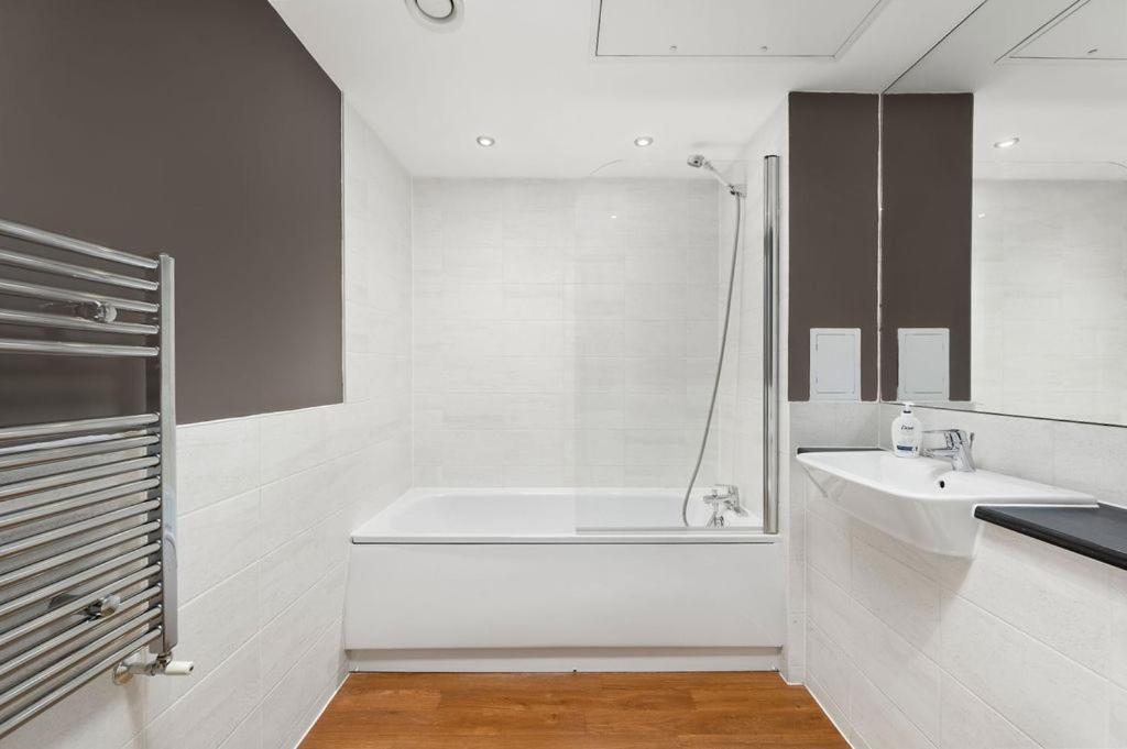 Modern Serviced 3-Bedroom Flat In East Лондон Екстериор снимка