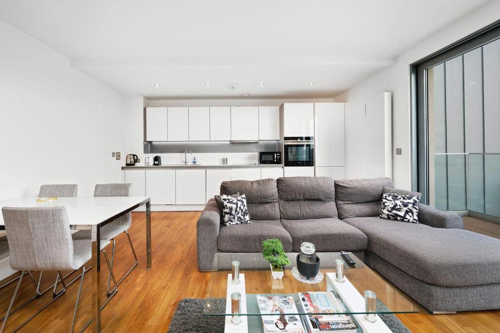 Modern Serviced 3-Bedroom Flat In East Лондон Екстериор снимка